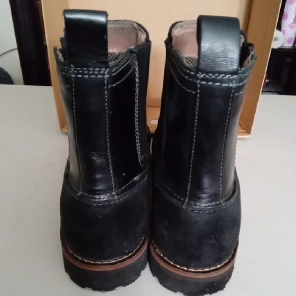G.H. Bass & Co. Black and Brown Chelsea Boots - Picture 3 of 10